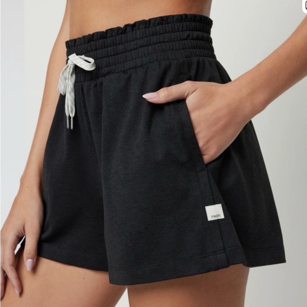 Vuori Boxy Short in Black Heather